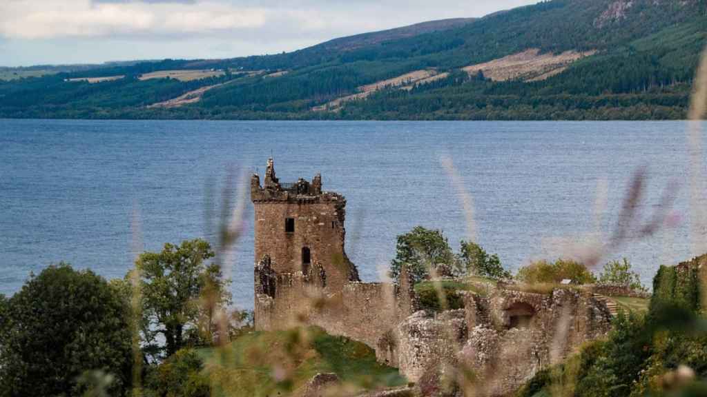 Castillo en el Lago Ness, Escocia.