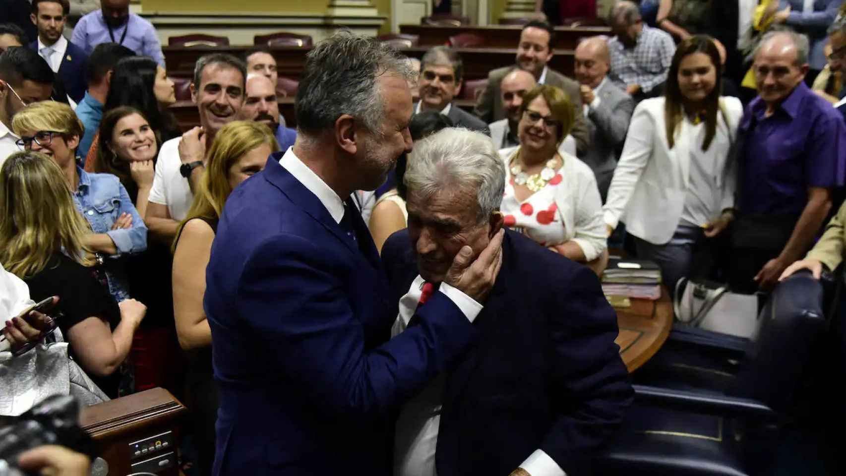 Ángel Víctor Torres abraza a su padre, Bonifacio Torres, el día de su investidura como presidente de Canarias.