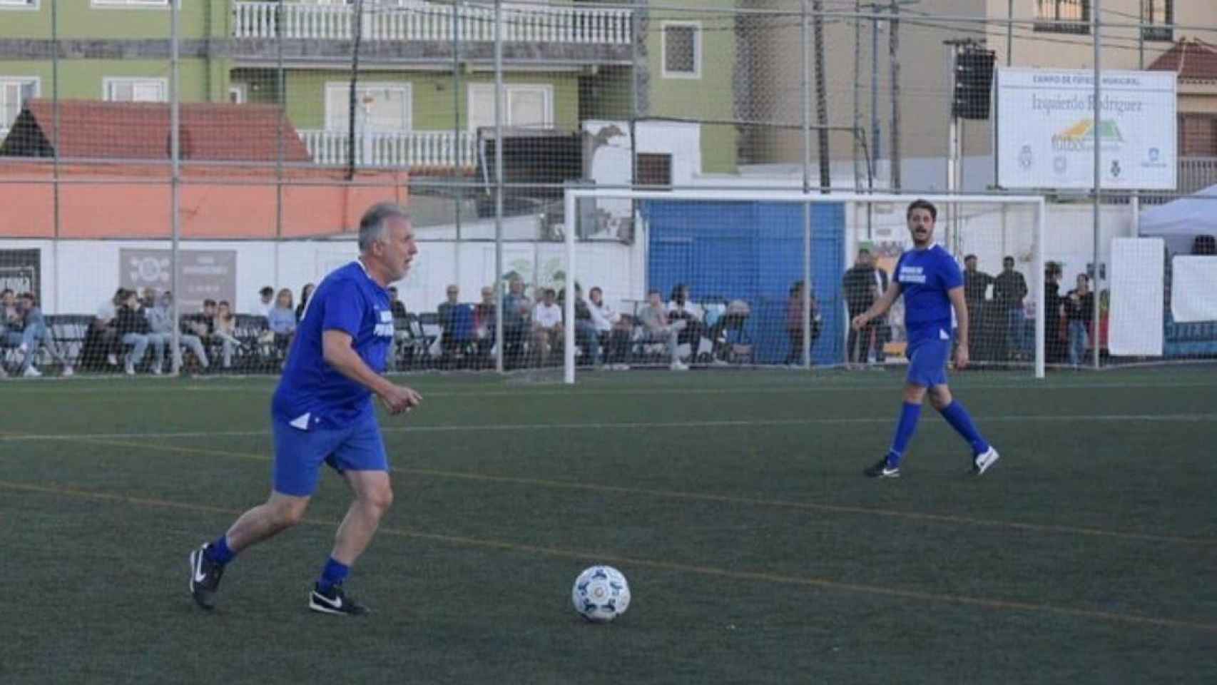 Ángel Víctor Torres jugando un partido de fútbol.