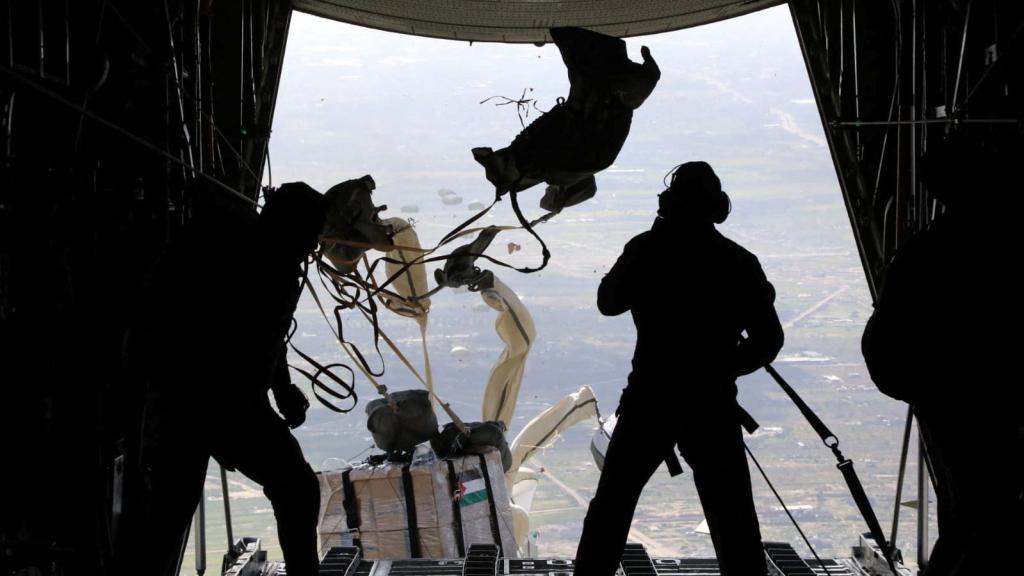 Uno de los lanzamientos de ayuda humanitaria desde el aire por parte de Jordania