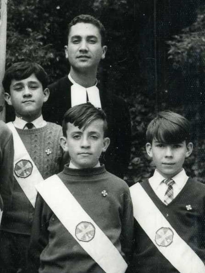 Luis Argüello, abajo en el centro, en su etapa como escolar