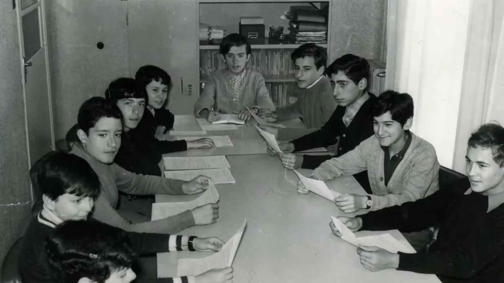 Luis Argüello, en el centro de la mesa, junto a sus compañeros de clase