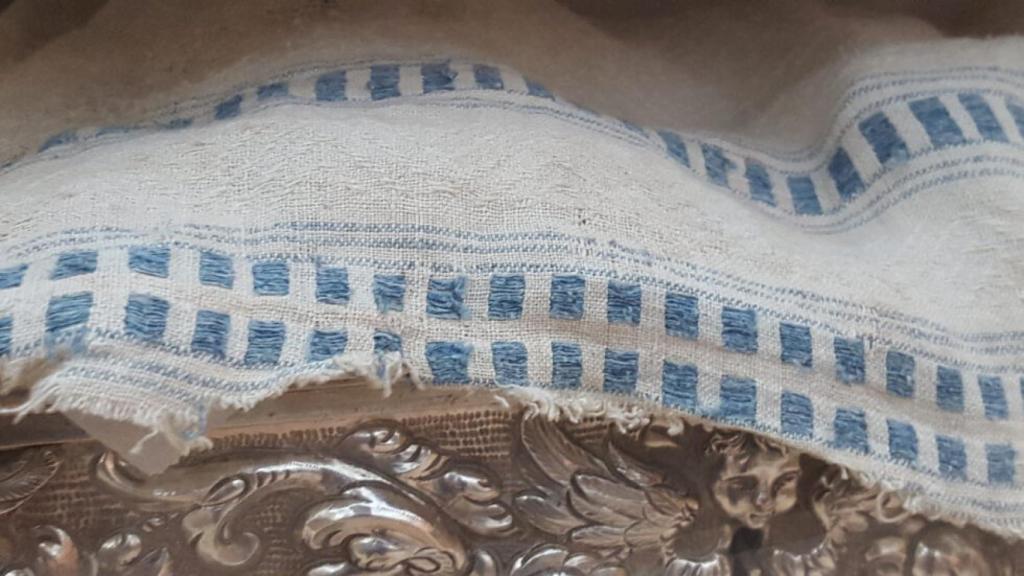 Detalle del borde del mantel de lino, teñido con índigo natural.