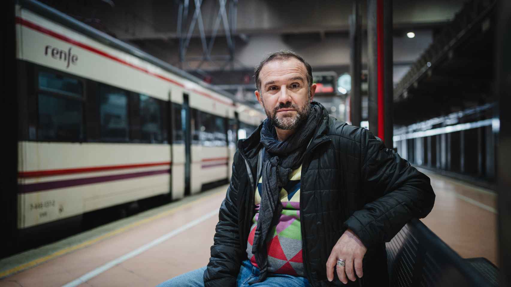 Óscar Encinas en la actualidad, en la estación de Atocha.