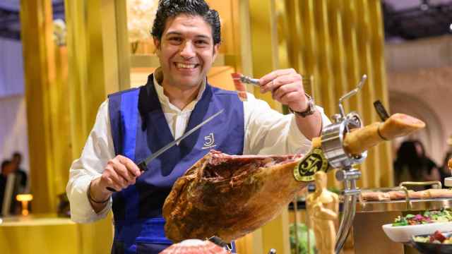 Raúl Garrido, cortando jamón ibérico durante la presentación del menú de los Oscar 2024.