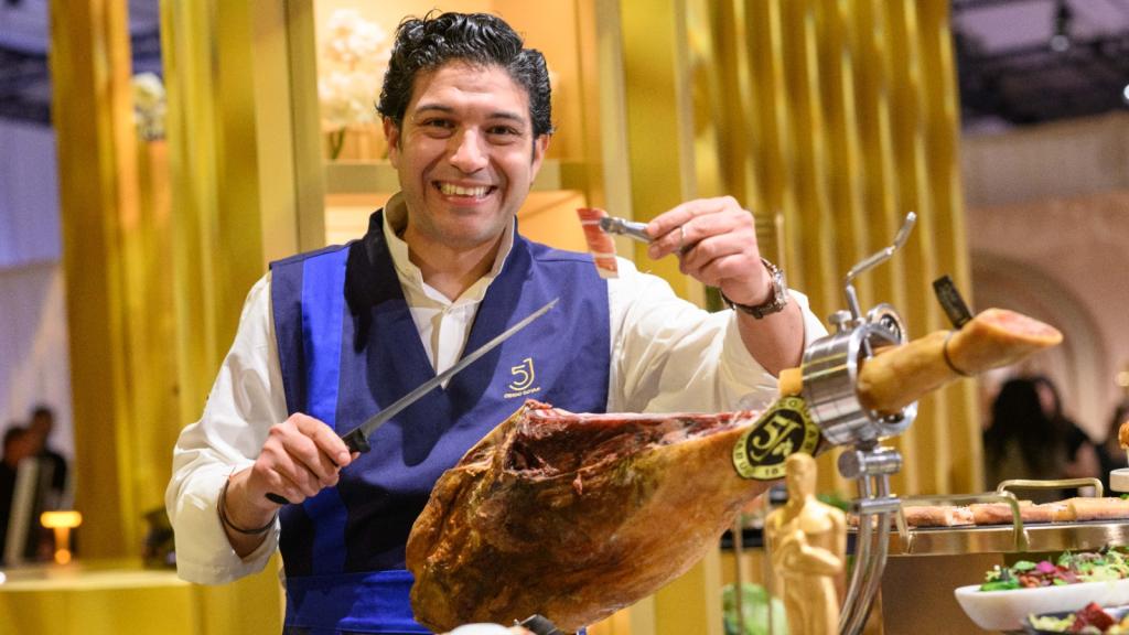 Raúl Garrido, cortando jamón ibérico durante la presentación del menú de los Oscar 2024.