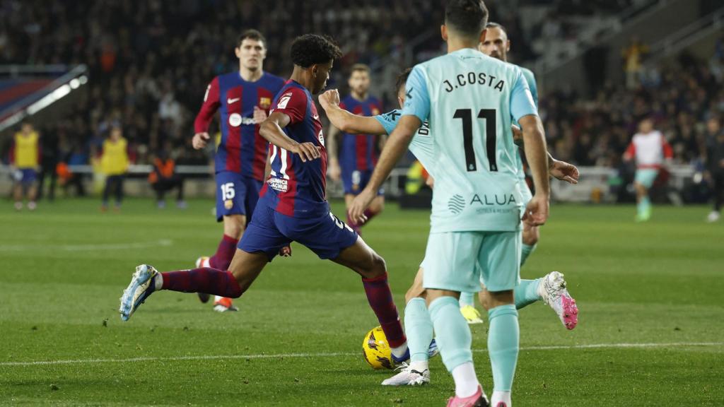 Yamal ejecuta el disparo del gol ante el Mallorca.