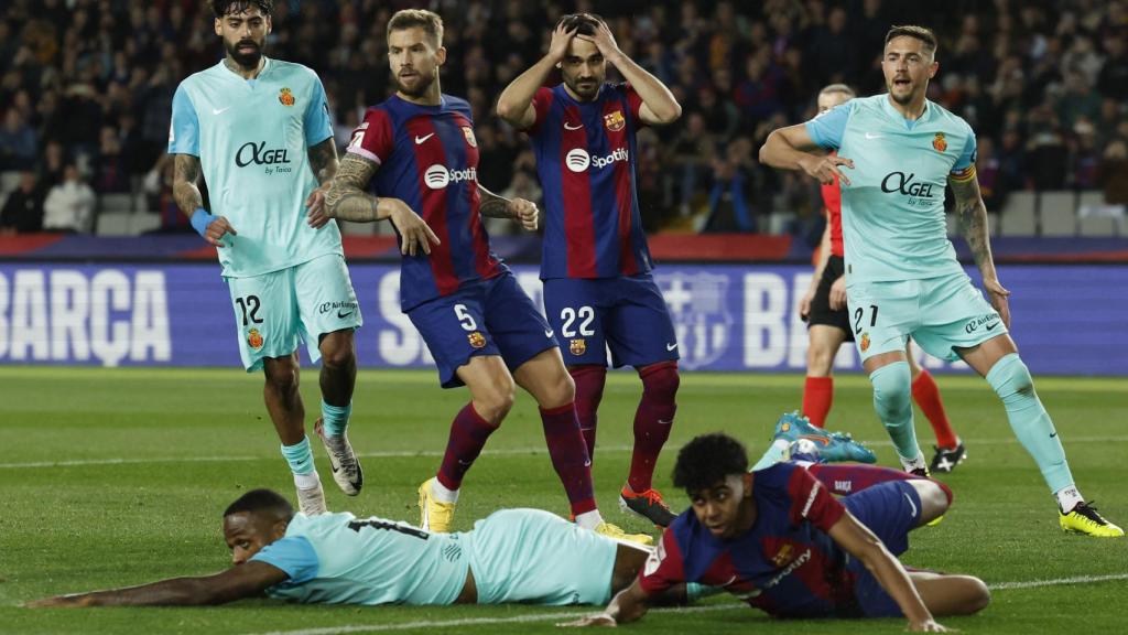 Yamal, en el suelo tras una acción con un defensa del Mallorca.