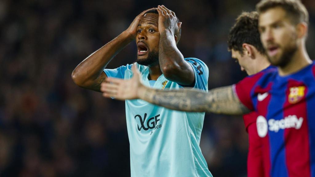 Larin, del Mallorca, se lamenta tras una acción.