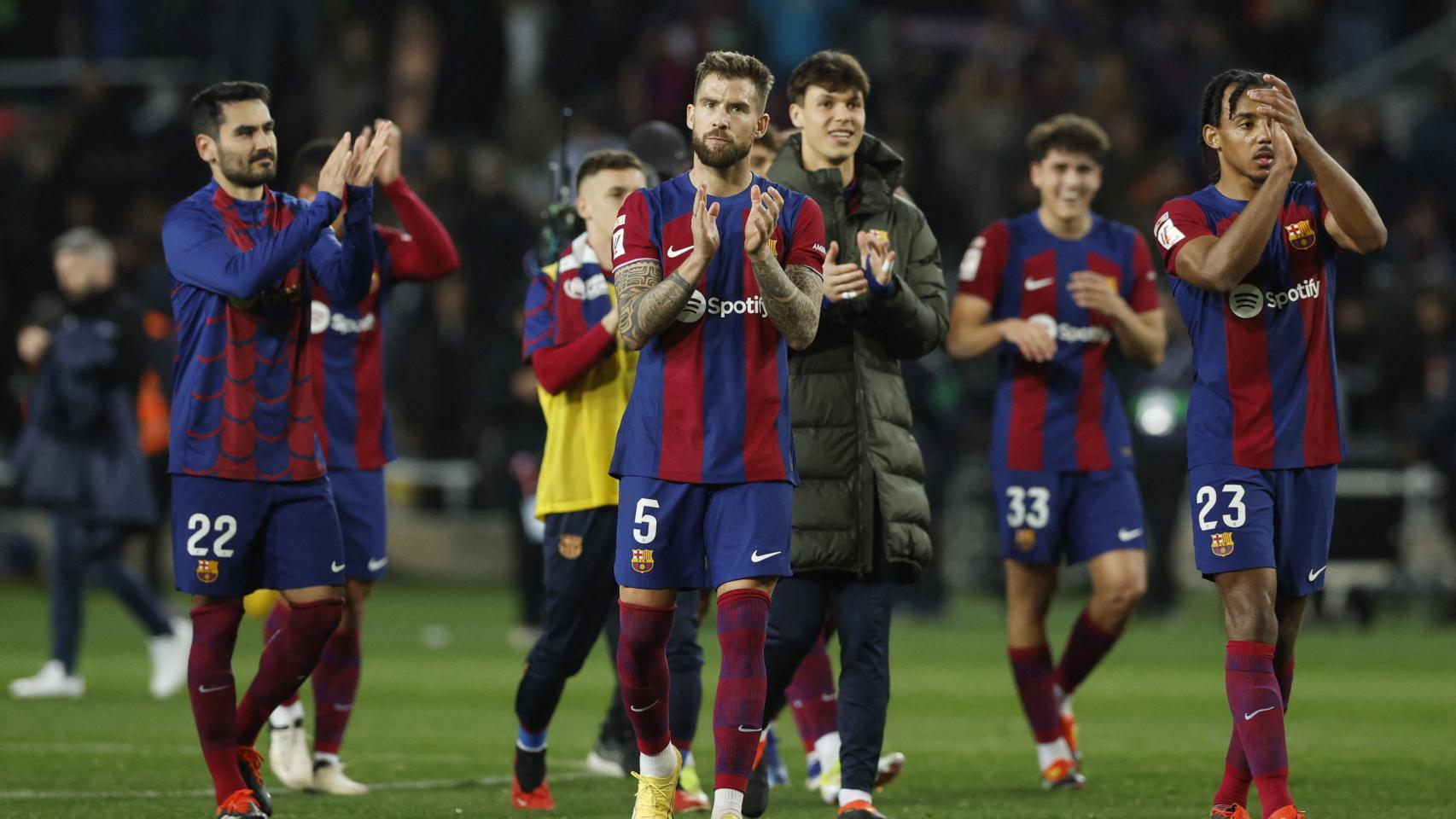 Los futbolistas del Barça agradecen al público su apoyo.