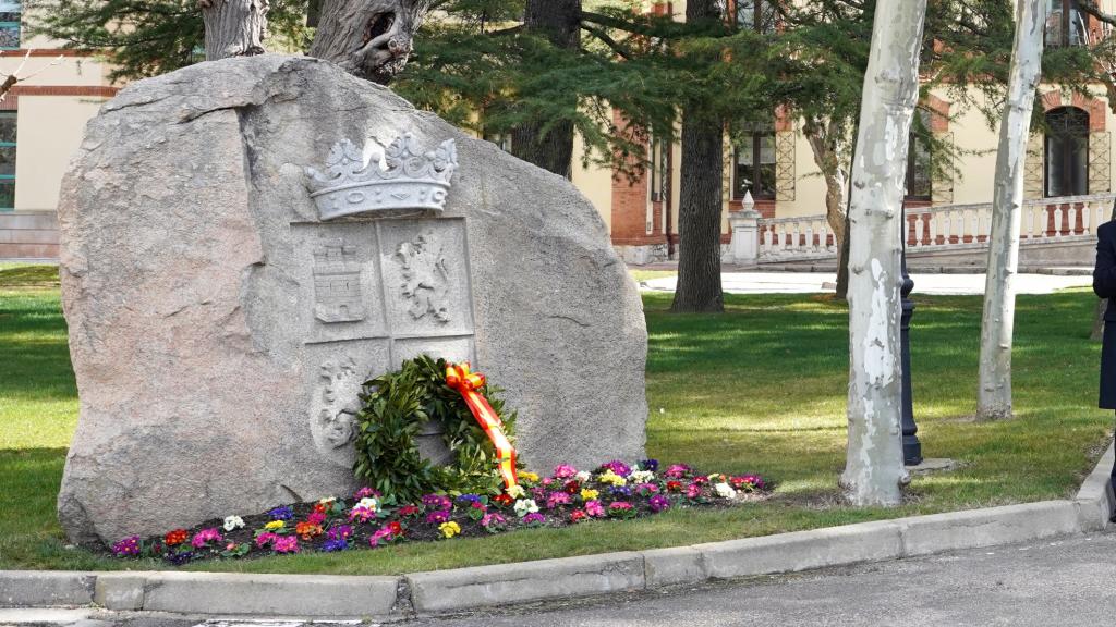 Monolito en la Junta de Castilla y León dedicado a las víctimas del terrorismo
