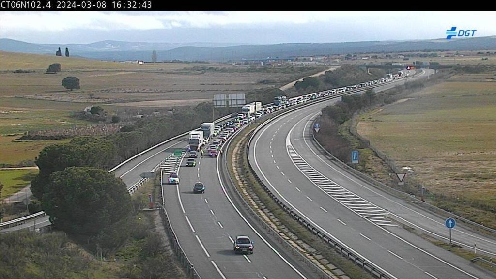 Imagen de la A-6, a su paso por Ávila, donde un grupo de agricultores se han manifestado