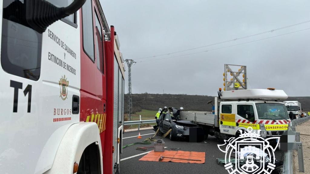La colisión entre un turismo y una furgoneta de conservación de carreteras en Burgos