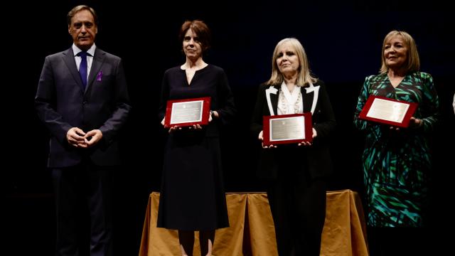 El alcalde de Salamanca, Carlos García Carbayo, junto a Cristina Klimowitz Waldmann, Inmaculada Sánchez Barrios y María Isidoro García