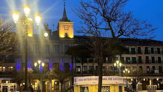 La fachada del Ayuntamiento de Segovia de color morado
