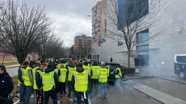 Los agricultores frente a la Consejería de Agricultura