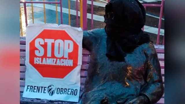 La acción del Frente Obrero en la estatua de Rosa Chacel en Valladolid.