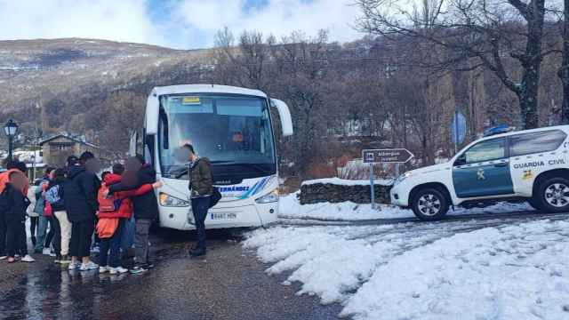 La Guardia Civil ayudando a los niños a llegar hasta el autobús