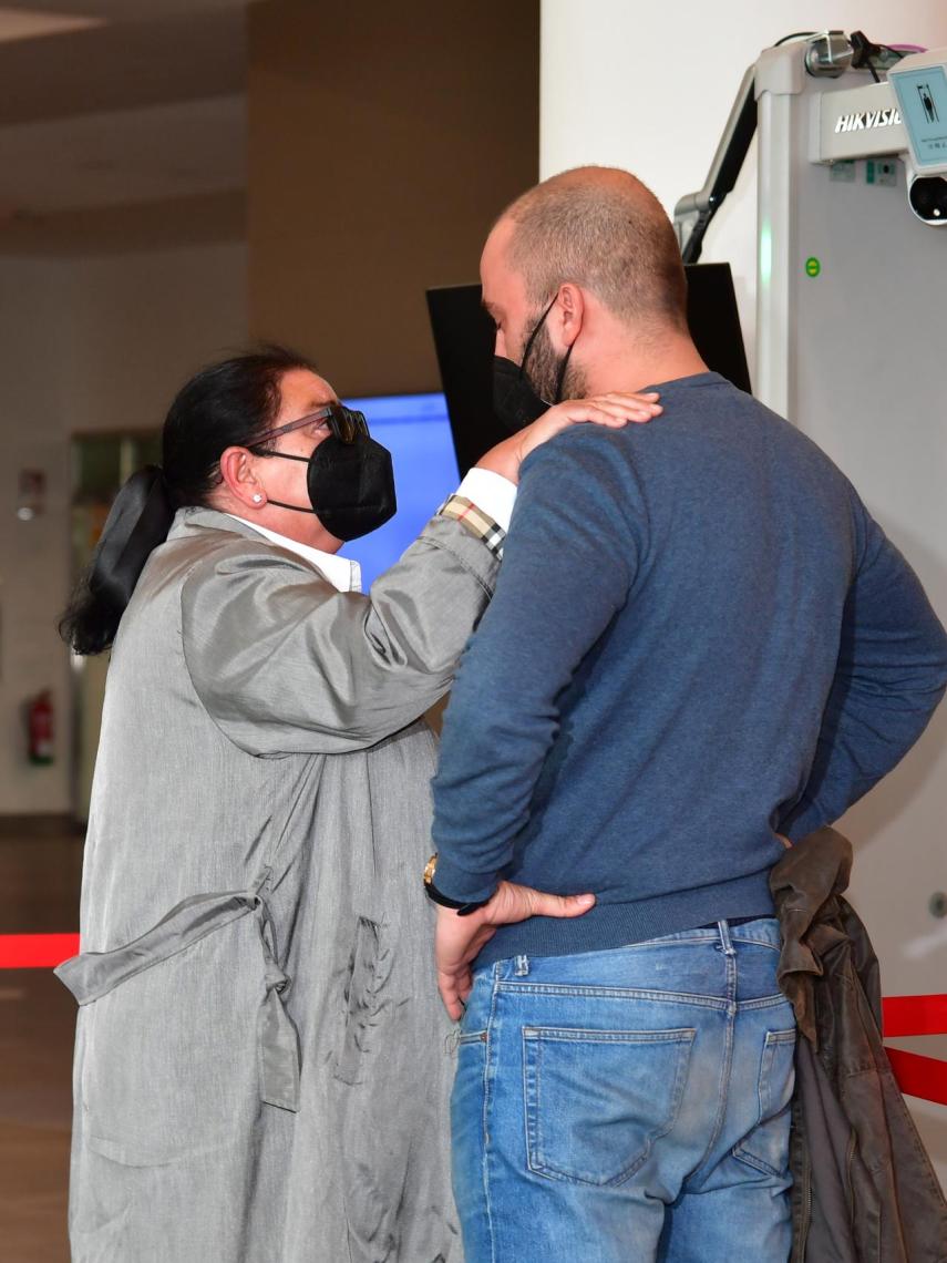 Antonio Tejado con su tía María del Monte en el funeral de su padre.
