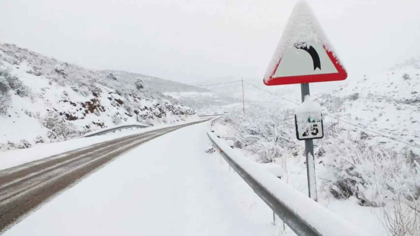 Una carretera de Castilla-La Mancha nevada.