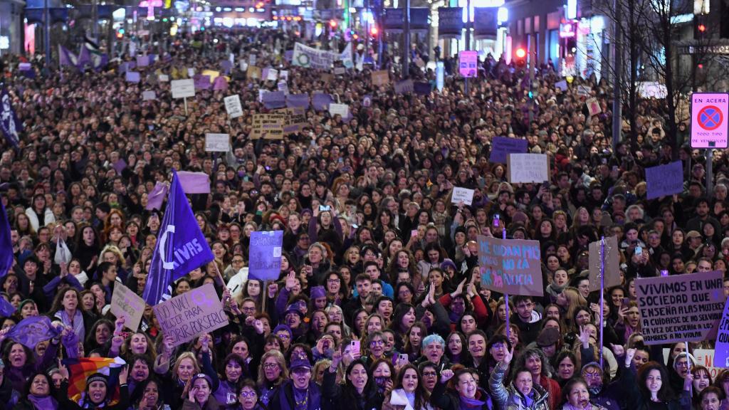 Miles de mujeres durante una manifestación convocada por la Comisión 8M.