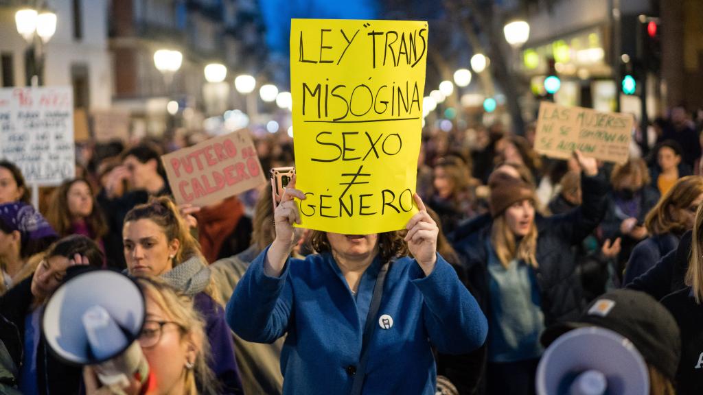 Una mujer con un cartel durante una manifestación del Movimiento Feminista de Madrid por el 8M, en 2023.