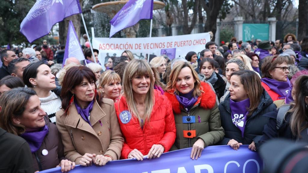 La vicepresidenta y ministra para la Transición Ecológica, Teresa Ribera; la ministra de Igualdad, Ana Redondo; la esposa del presidente del Gobierno, Begoña Gómez ; y la ministra de Educación, Formación Profesional y Deportes, Pilar Alegría (2d), durante la manifestación convocada por la Comisión 8M por el Día Internacional de la Mujer.