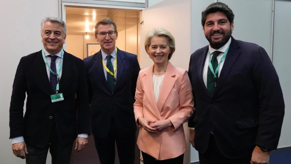 López Miras, junto a Úrsula von der Leyen y Alberto Núñez Feijóo, durante el Congreso del Partido Popular Europeo.