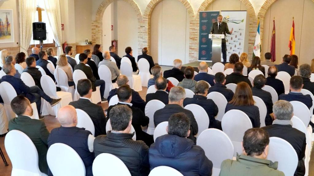 El alcalde de Santomera, Víctor Martínez, toma la palabra durante el desayuno con empresarios el pasado jueves.