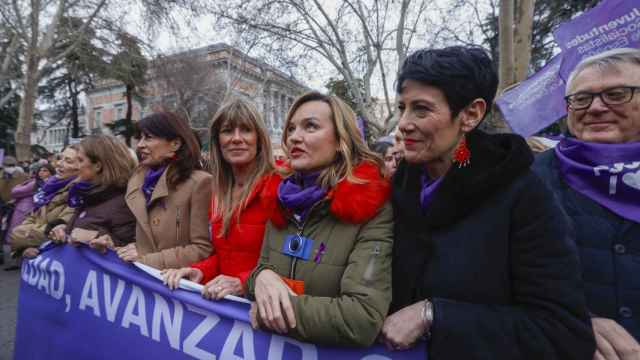 Teresa Ribera, Ana Redondo, Begoña Gómez (mujer del presidente Pedro Sánchez), Pilar Alegría y Elma Saiz, este viernes en la manifestación de la Comisión 8M en Madrid.
