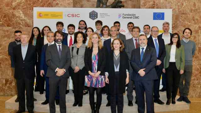 Foto de familia de los 16 investigadores premiados en el programa ComFuturo.
