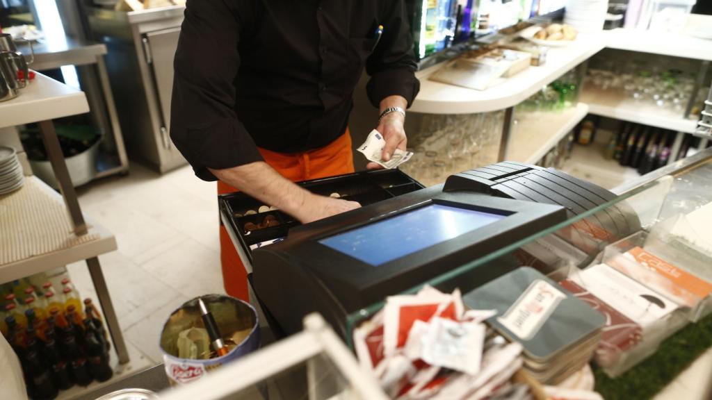 Un camarero cobrando