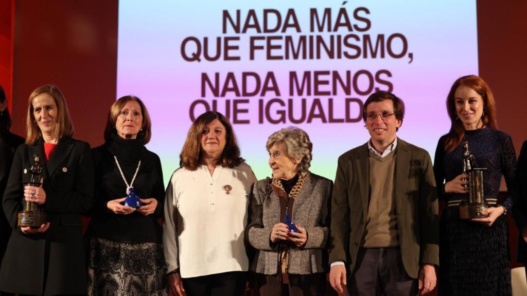 (De izquierda a derecha) La presidenta del cluster de empresas ClosinGap, Marieta Jiménez; la pionera Mercedes Payol; la presidenta de FAMS, Carmen Flores; la pionera María del Pilar Peña; el alcalde de Madrid, José Luis Martínez-Almeida, y la periodista, empresaria y promotora de proyectos de igualdad, Gloria Lomana, durante el acto institucional conmemorativo por el 8M, en el Auditorio Caja de Música CentroCentro.