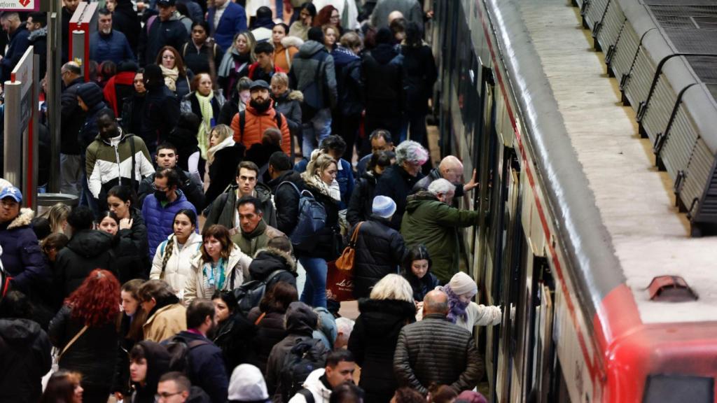 Pasajeros en la estación de Atocha de Madrid este viernes.