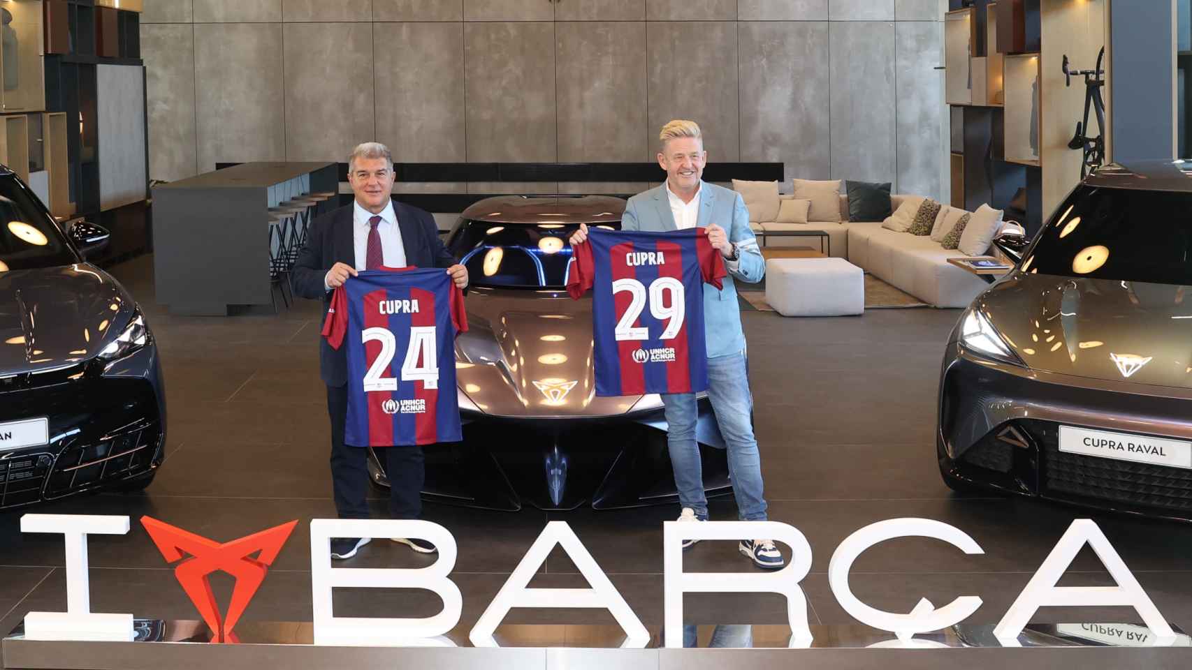 El CEO de Cupra, Wayne Griffiths (derecha), y el presidente del Barça, Joan Laporta (izquierda).