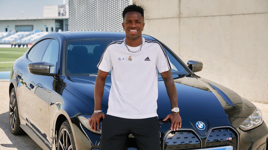 Vini Jr. con un BMW i4 M50.