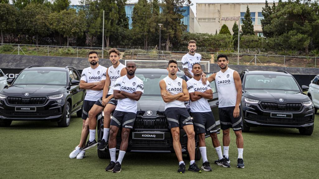 El Skoda Kodiaq y la plantilla del Valencia CF.