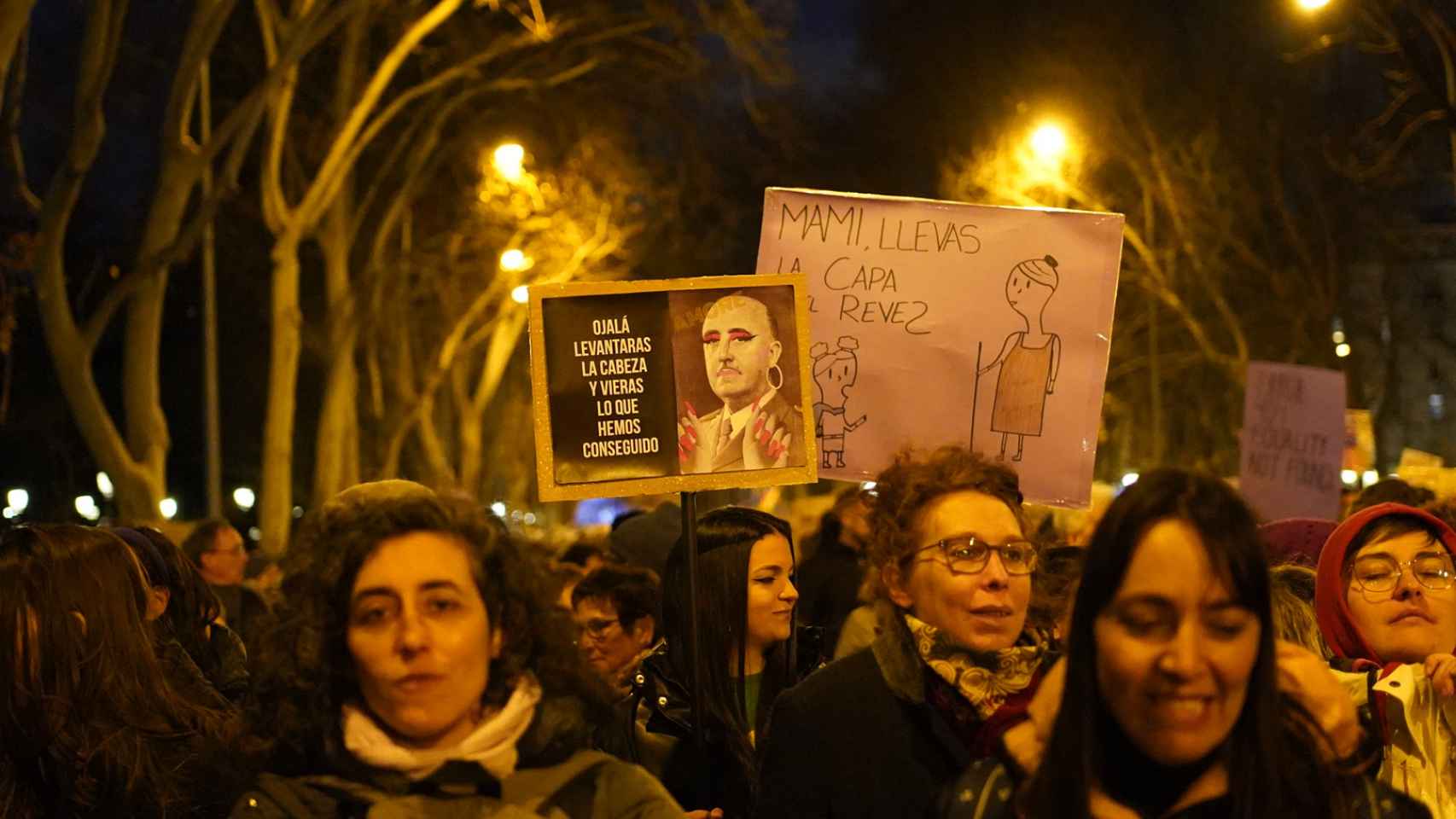 Detalle de carteles durante la manifestación de Atocha.
