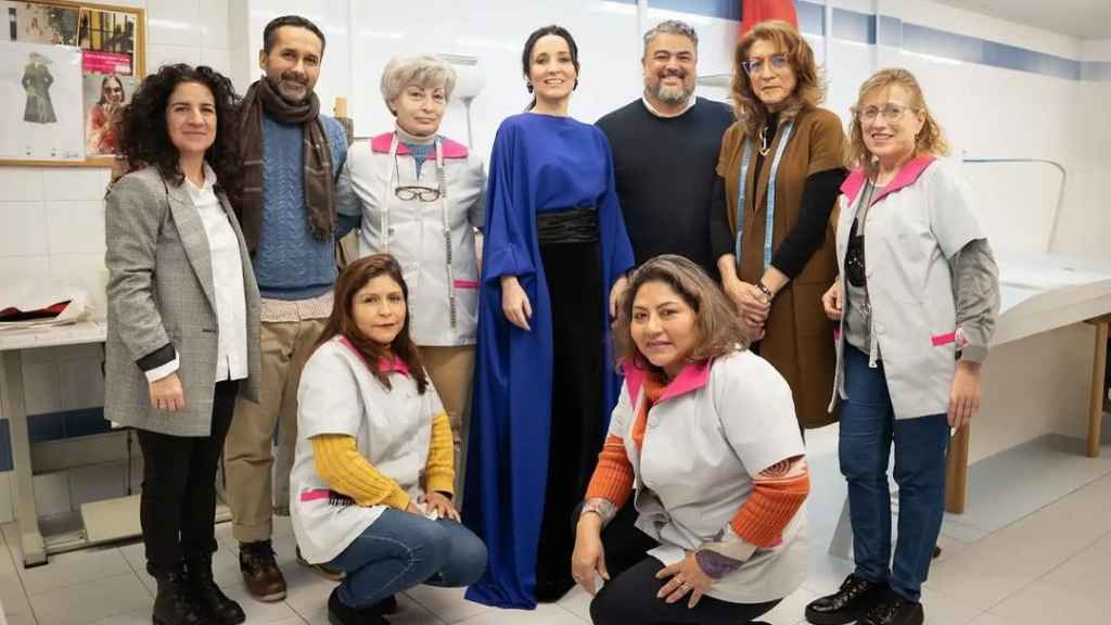 Cruz Sánchez de Lara, vicepresidenta de EL ESPAÑOL junto a Nacho Aguayo, director creativo de Pedro del Hierro, el equipo de Tendam y las artesanas de APRAMP.