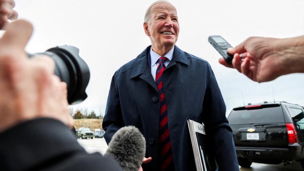 Joe Biden atendiendo a los medios en el Aeropuerto Regional de Hagerstown este miércoles.