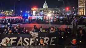 Los manifestantes gritan vergüenza frente al Capitolio durante el discurso de Biden.