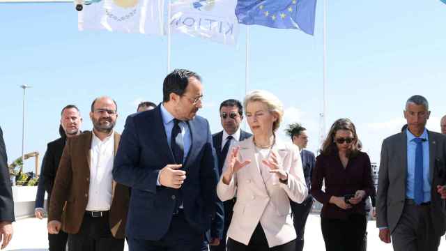 La presidenta Ursula von der Leyen y el presidente de Chipre, Nikos Christodoulides, han visitado este viernes el puerto de Larnaca, desde donde saldrá la ayuda a Gaza
