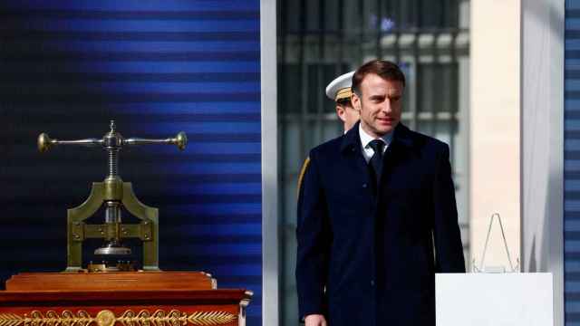 El presidente francés Emmanuel Macron sella el derecho el aborto en un acto en París coincidiendo con el 8-M.