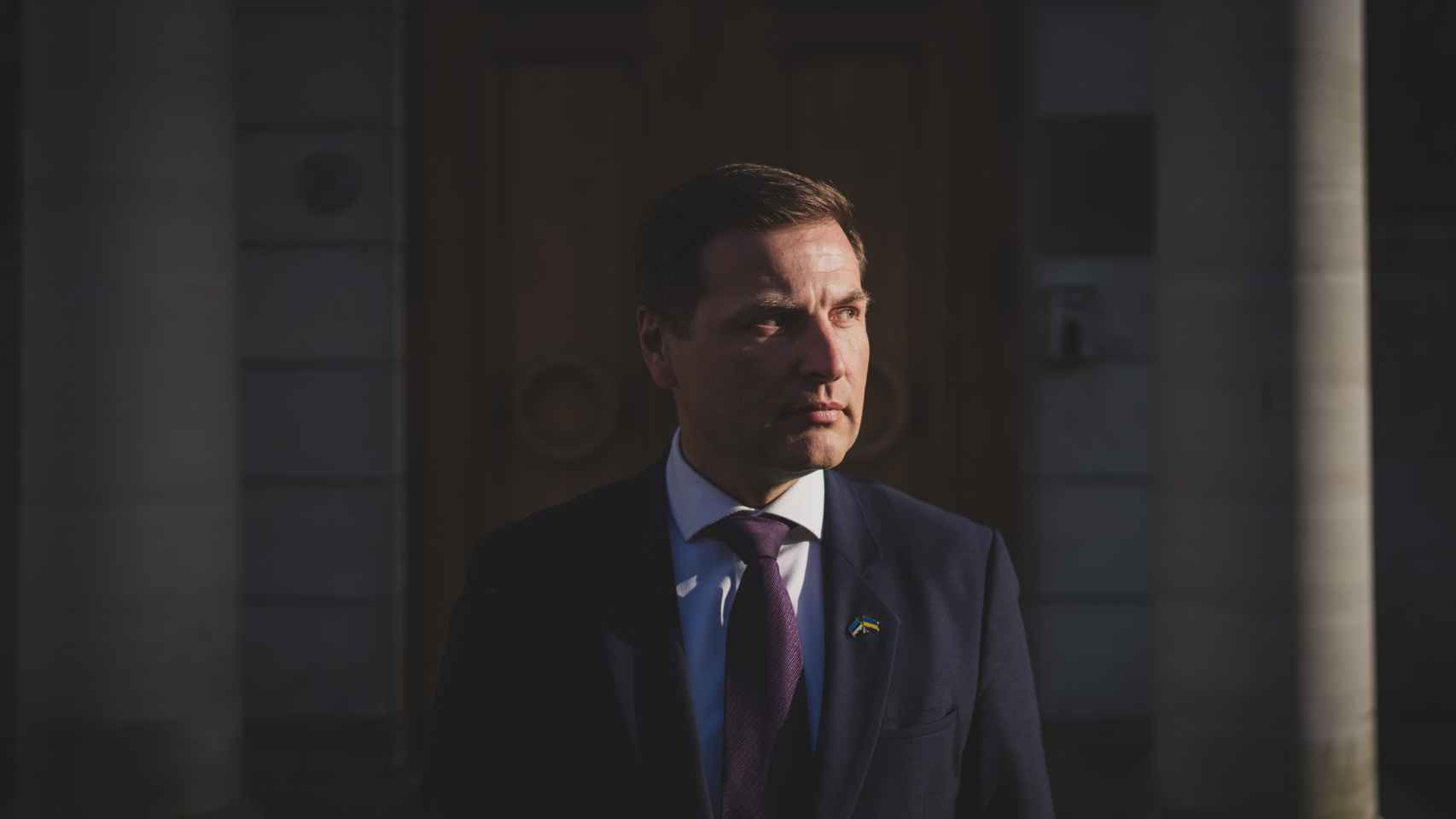 Hanno Pevkur, el ministro de Defensa estonio, frente al Ministerio de Defensa en Tallin, Estonia.