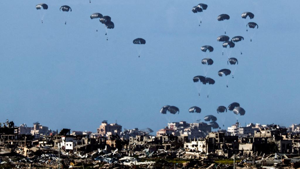 EEUU lanza ayuda humanitaria sobre Gaza en paracaídas