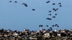 EEUU lanza ayuda humanitaria sobre Gaza en paracaídas