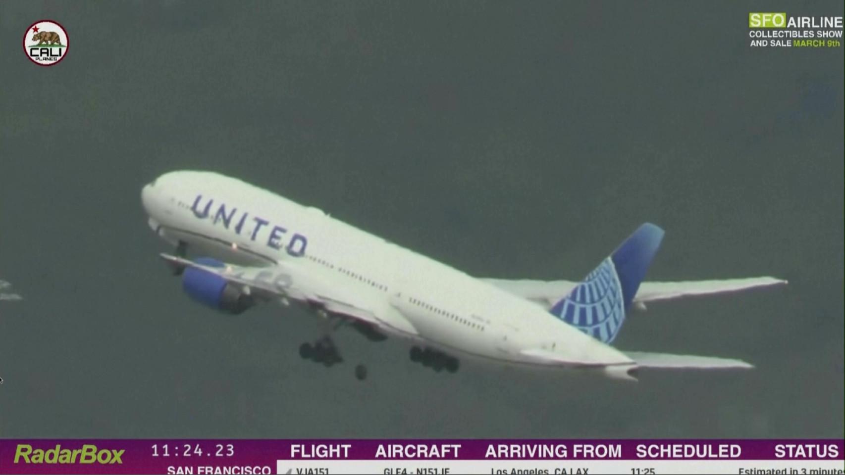 Momento en el que cae el neumático del avión.