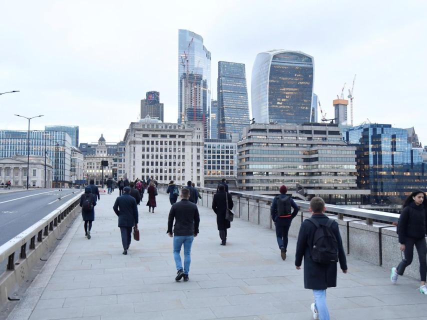 Trabajadores cruzando el Puente de Londres.