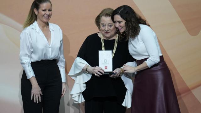 La presidenta de la Comunidad de Madrid, Isabel Díaz Ayuso, tras entregar el premio a María Rosa Bonet, presidenta de Catergest.