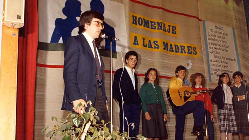 Luis Argüello en un acto de homenaje a las madres durante su etapa como profesor en el Colegio de Lourdes de Valladolid en 1983
